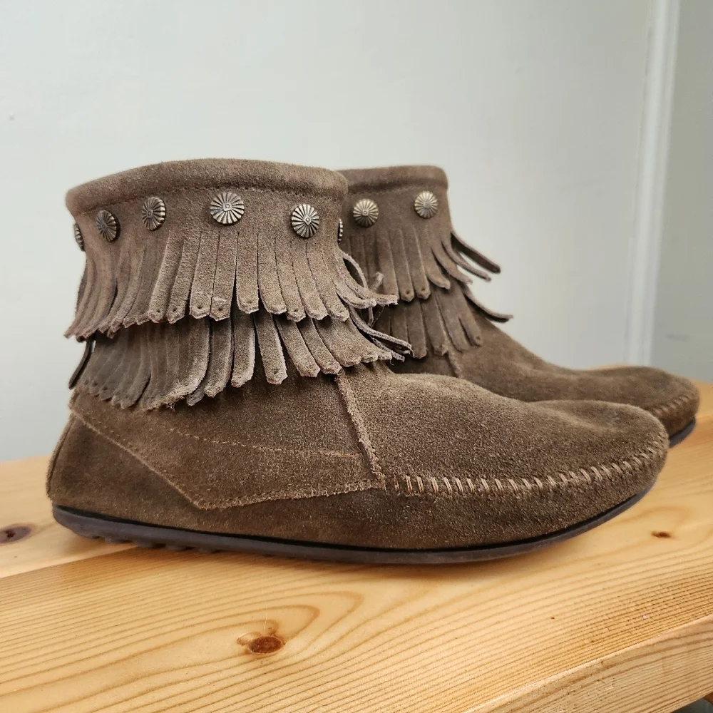 Minnetonka Women’s Double Fringe Side Zip Suede Boots – Green/Grey – Size 8 - Picture 2 of 10
